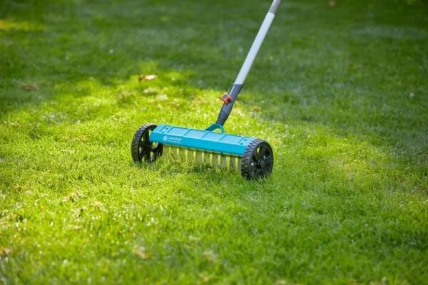 Gardena 3395-20 Tekerlekli Çim Havalandırma Tırmığı