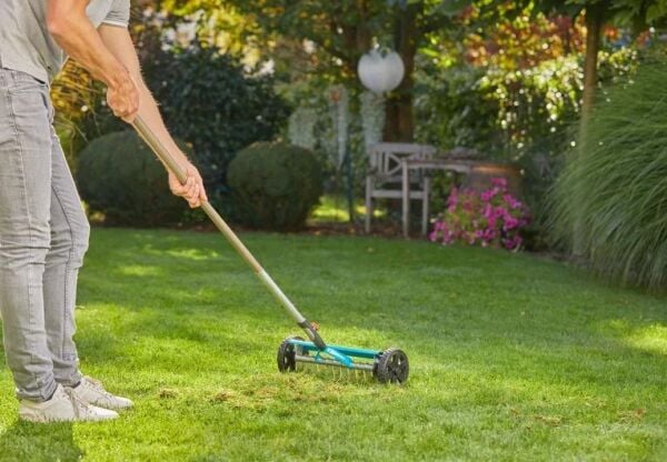 Gardena 3395-20 Tekerlekli Çim Havalandırma Tırmığı