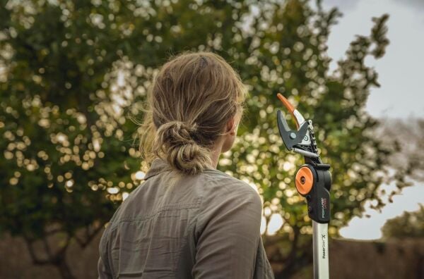 Fiskars 115017 UPX86 PowerGear Teleskopik Yüksek Dal Kesme Makası
