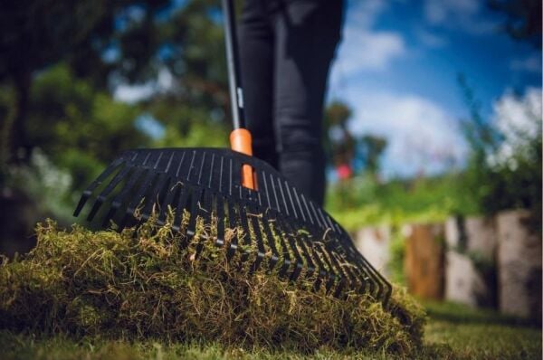 Fiskars 135026 Solid Çim ve Yaprak Tırmığı