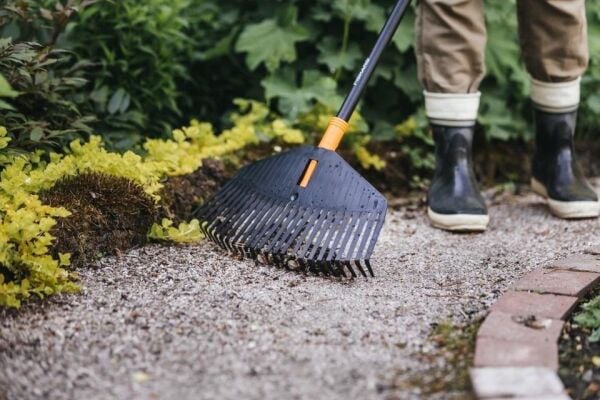 Fiskars 135026 Solid Çim ve Yaprak Tırmığı