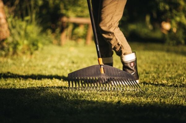 Fiskars 135026 Solid Çim ve Yaprak Tırmığı