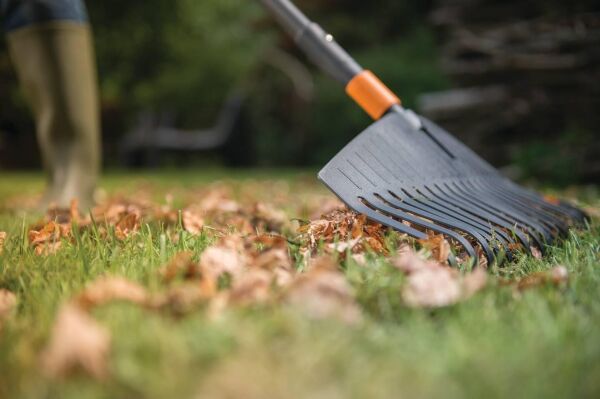 Fiskars 135013 Quikfit Çim ve Yaprak Tırmığı